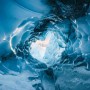 Vlies Fototapete: Blauer Gletscher-Tunnel mit Lichtblick, 450x280 cm.