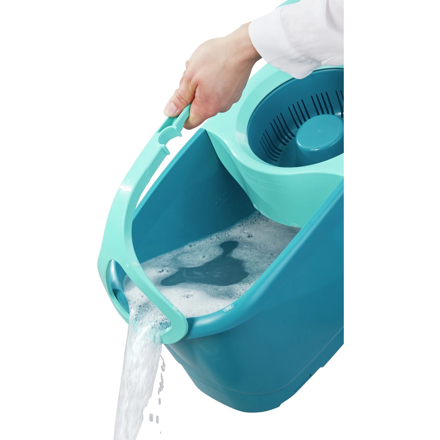 Leifheit Clean Twist Disc Mop Ergo Set: Ausgießen des Eimers mit Wasser und Schaum.