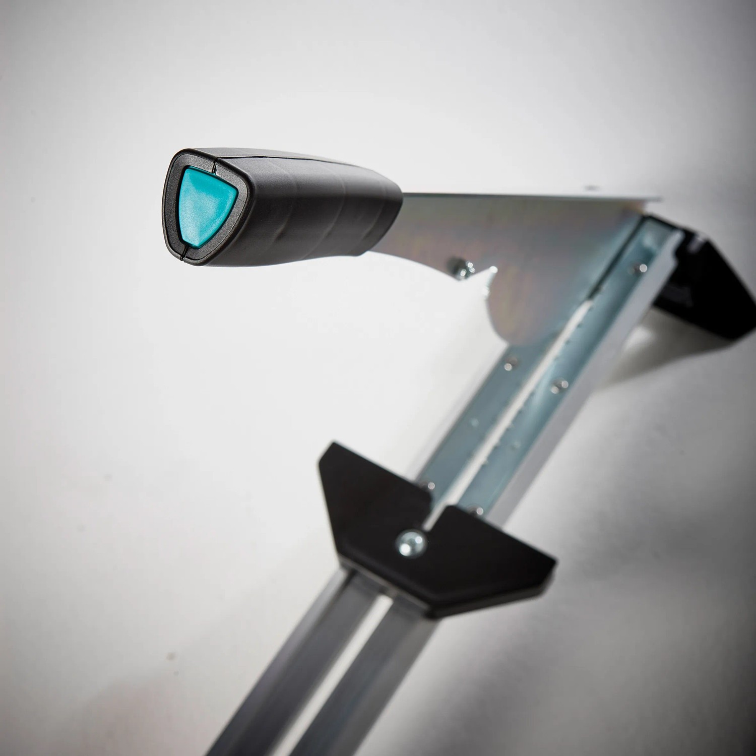 wolfcraft Laminatschneider LC 600: Detailansicht des Laminatwerkzeugs mit Griff.