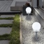 3er Set Globo LED Solar-Kugeln mit Erdspieß, silber metallic, im Garten.
