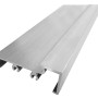 Detailaufnahme der Aluminium-Bodenwinkelschiene für Nebeneingangstür.