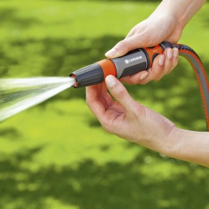 Gardena Reinigungsspritze in Aktion: Wasserstrahl für die Gartenreinigung.