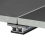 Detailaufnahme: Schwarzes Aluprofil (45x15x4000 mm) unter Terrassendielen für stabile Unterkonstruktion.