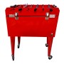 Roter Axi Kühlwagen mit Tischfußball, 65 l, mit Rollen und Flaschenöffner.