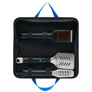 Napoleon TravelQ 3-teiliges Grillbesteck-Set in offener schwarzer Tasche: Wender, Zange, Bürste.