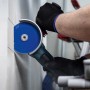 Bosch Expert Trennscheibe im Einsatz beim Schneiden von Holz mit einem Winkelschleifer.