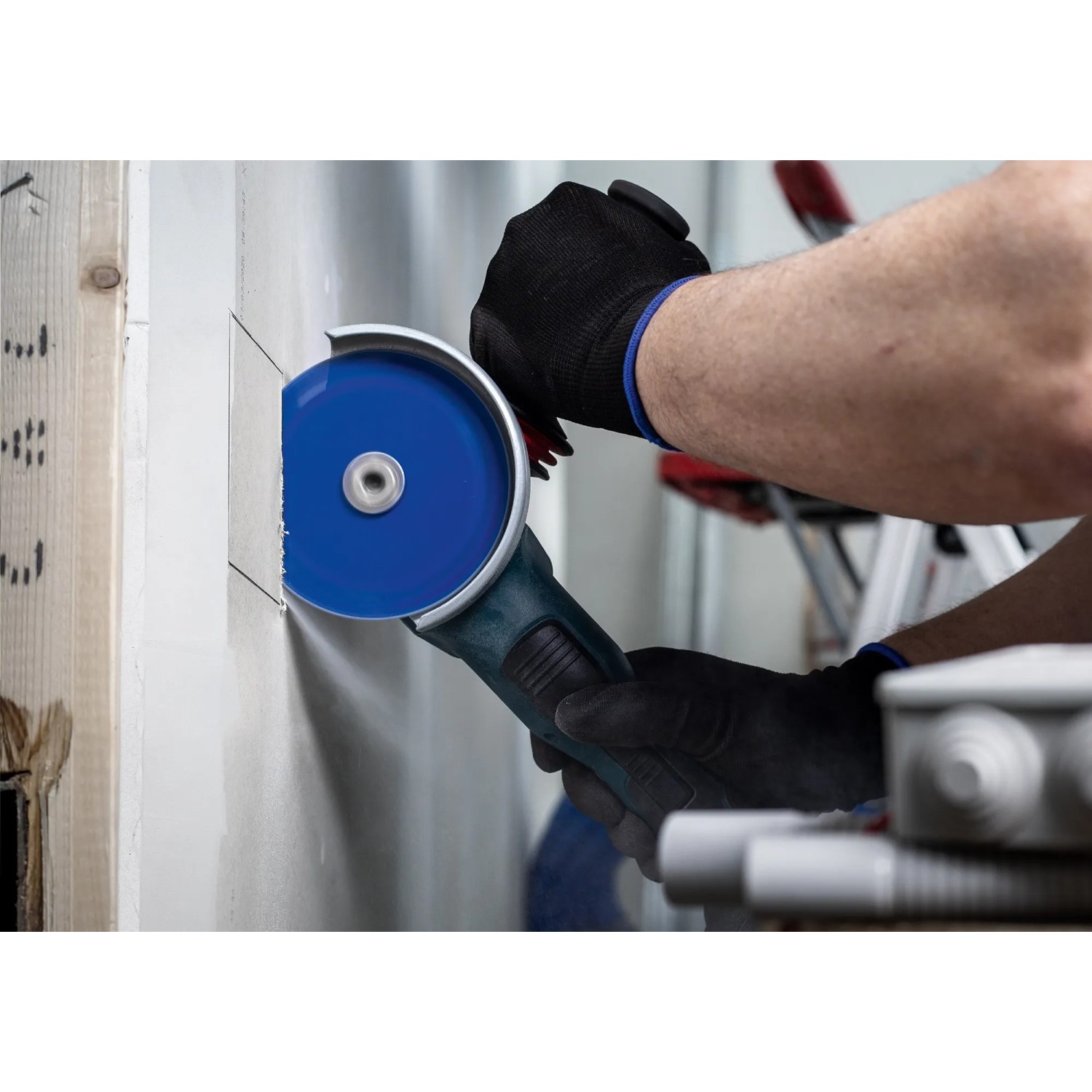 Bosch Expert Trennscheibe im Einsatz beim Schneiden von Holz mit einem Winkelschleifer.