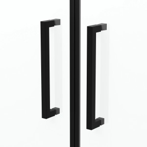 Detailaufnahme: Schwarze Griffe der Aurlane Glasdusche Black Calm 80, 80x200 cm.