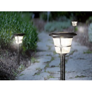 LED-Solarspieß in Alteisen-Optik als Wegeleuchte im Garten, Edelstahl und Glas.
