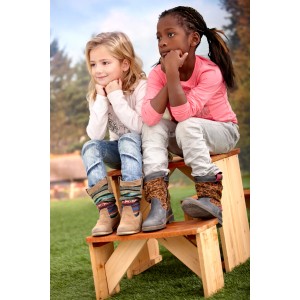 Zwei Kinder sitzen auf dem braunen Picknick-Set ZidZed im Garten.