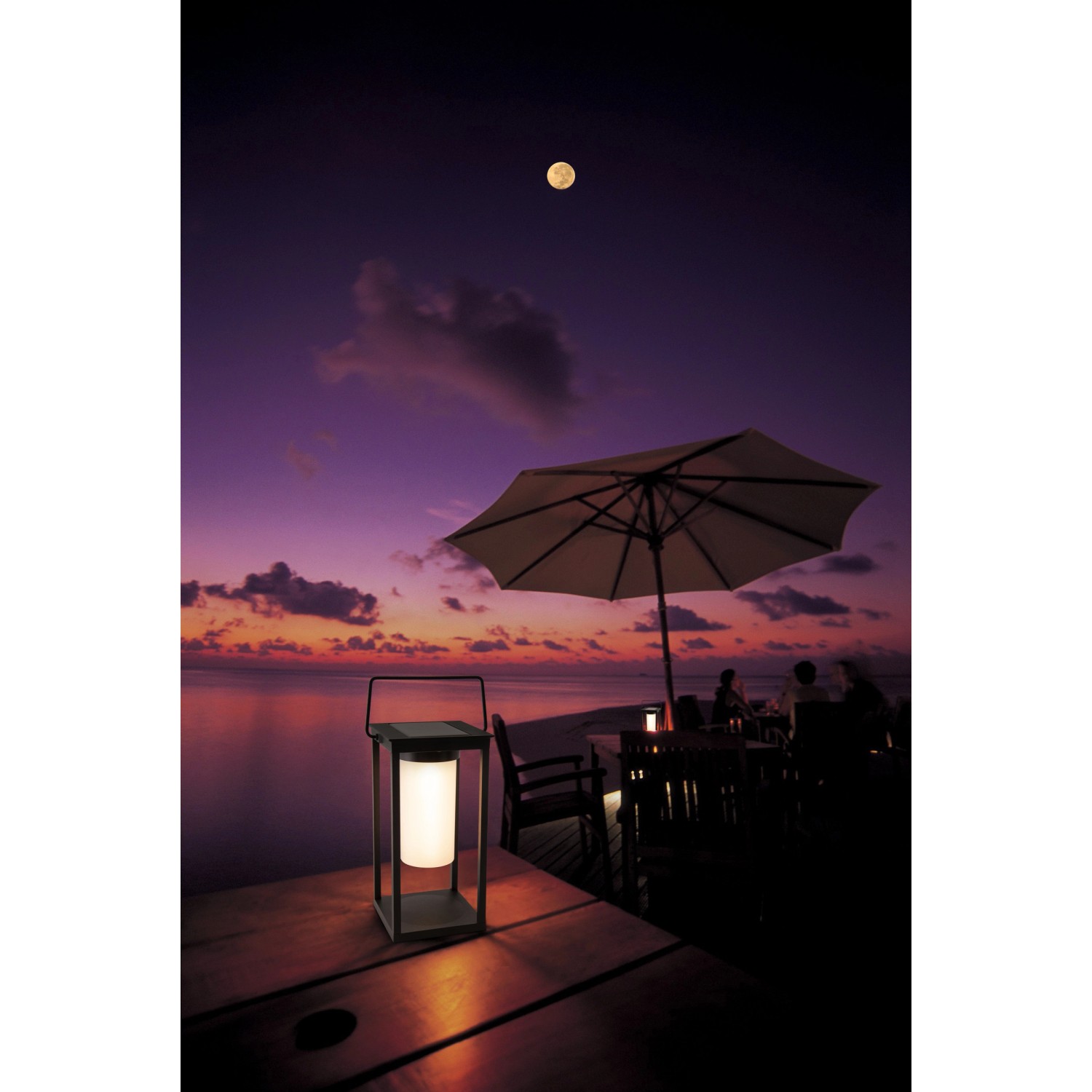 Näve LED-Camping-/Sockelleuchte (28 cm) mit 2 Helligkeitsstufen auf Tisch bei Dämmerung.