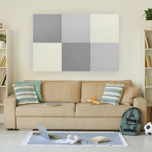Jangal Modular Wall Geometric Dekor-Paneele in Grau und Cashmere, quadratisch, an einer Wand über einem Sofa.