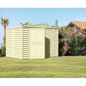 Beiges Duramax DuraMate Kunststoff-Gartenhaus (2,9 m²) mit Doppeltür im Garten.