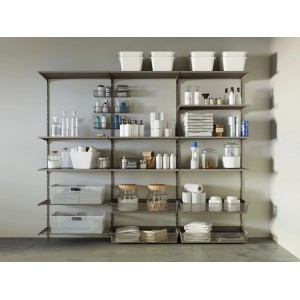 Regalsystem mit Metall-Drahtgitterkörben in Alu-Weiß zur Aufbewahrung im Hauswirtschaftsraum.