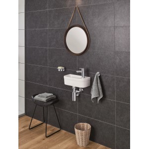 Grohe Euro Keramik Handwaschbecken, alpinweiß, 37 cm, mit Armatur in modernem Gäste-WC.