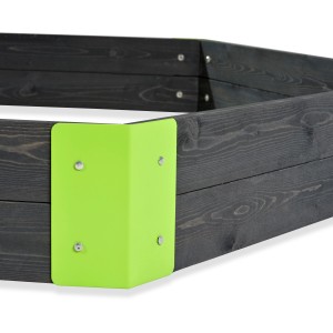 Detailansicht des sechseckigen, grauen EXIT Aksent Holzsandkastens mit grünen Metallecken.