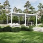 Weiße freistehende Aluminium-Pergola mit verstellbaren Lamellen im Garten, schafft geschützten Wohnraum.