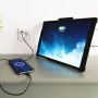 Weiße ProCharge Steckdose mit USB-A und USB-C lädt Smartphone und Tablet.