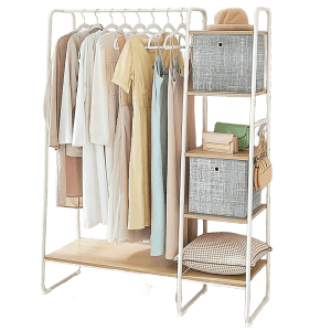 Songmics Kleiderständer Colten mit Ablagen in Eiche-Weiß, mit Kleidung, Boxen und Accessoires.