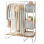 Songmics Kleiderständer Colten mit Ablagen in Eiche-Weiß, mit Kleidung, Boxen und Accessoires.