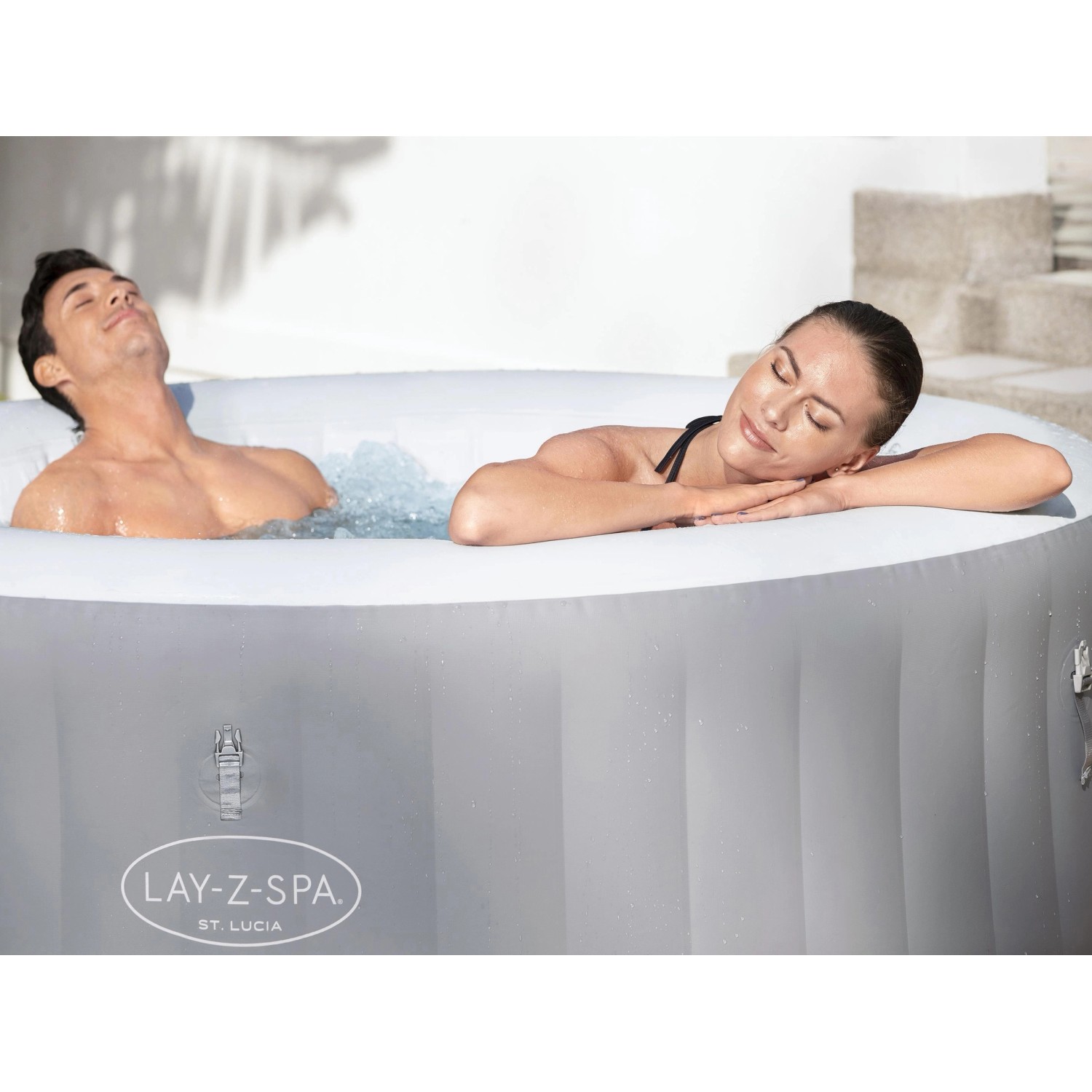 Bestway Lay-Z-Spa St. Lucia AirJet aufblasbarer Whirlpool mit zwei Personen im Wasser.