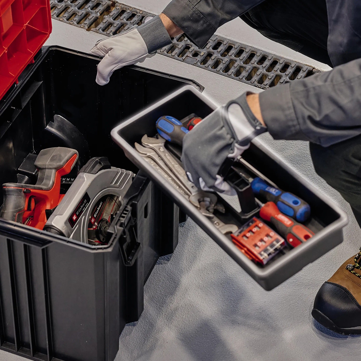 Offener Einhell Systemkoffer E-Case M mit Werkzeug und Einlage für Handwerkzeug.