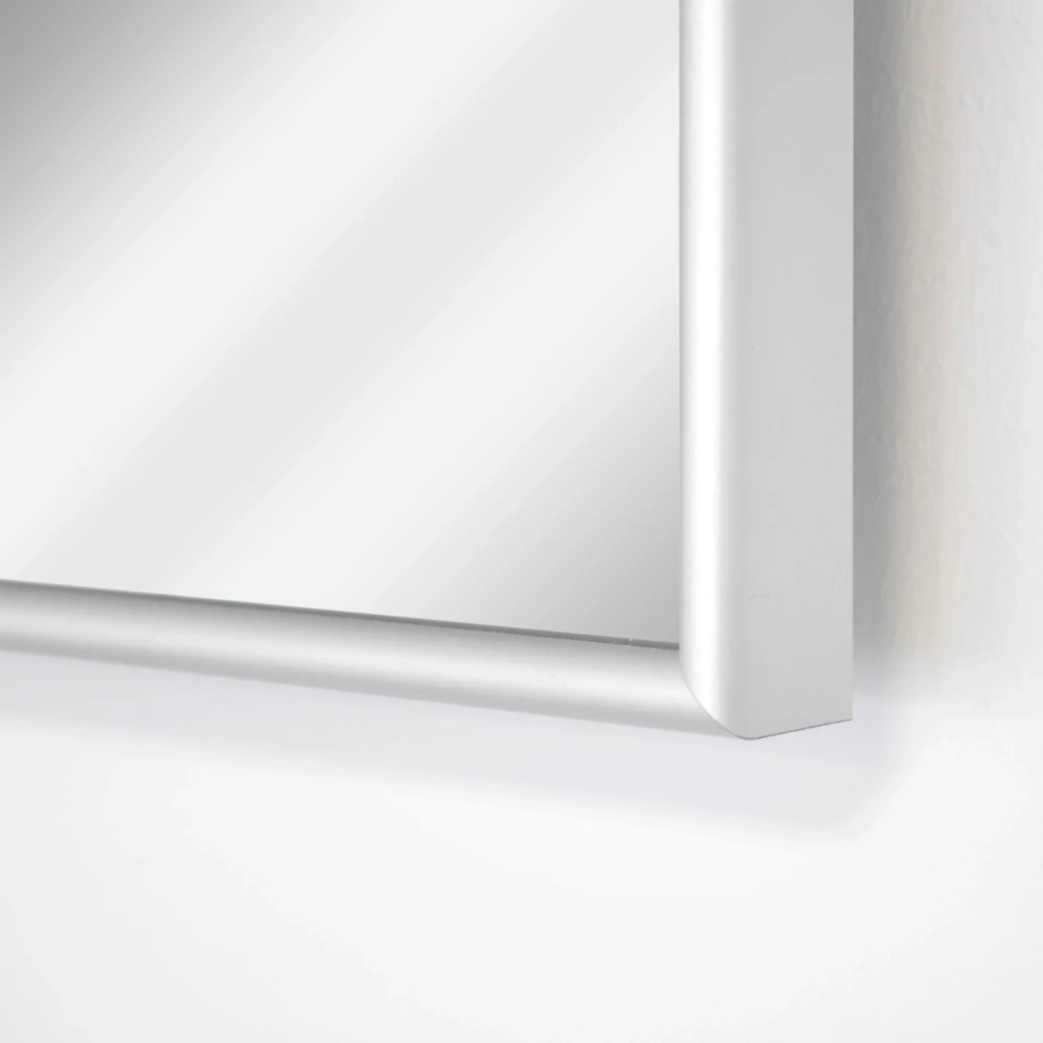 Detailansicht der Vasner Spiegel-Infrarotheizung Zipris S 600W mit Aluminiumrahmen.