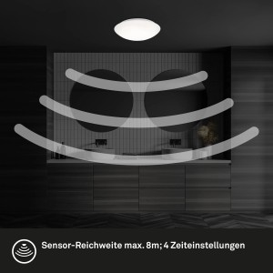 Weiße Brilo LED Deckenleuchte Elipso mit Bewegungsmelder im Badezimmer.