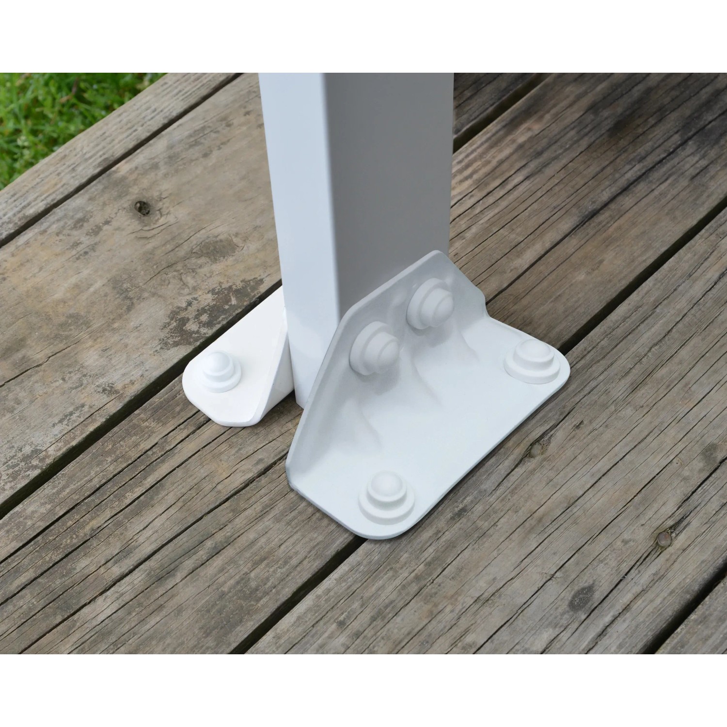Detailaufnahme der weißen Pfostenbefestigung der Palram Canopia Terrassenüberdachung auf Holzterrasse.