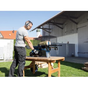 Scheppach Holzspalter HL460 in Aktion: Liegender Holzspalter mit Bediener beim Spalten von Holz.