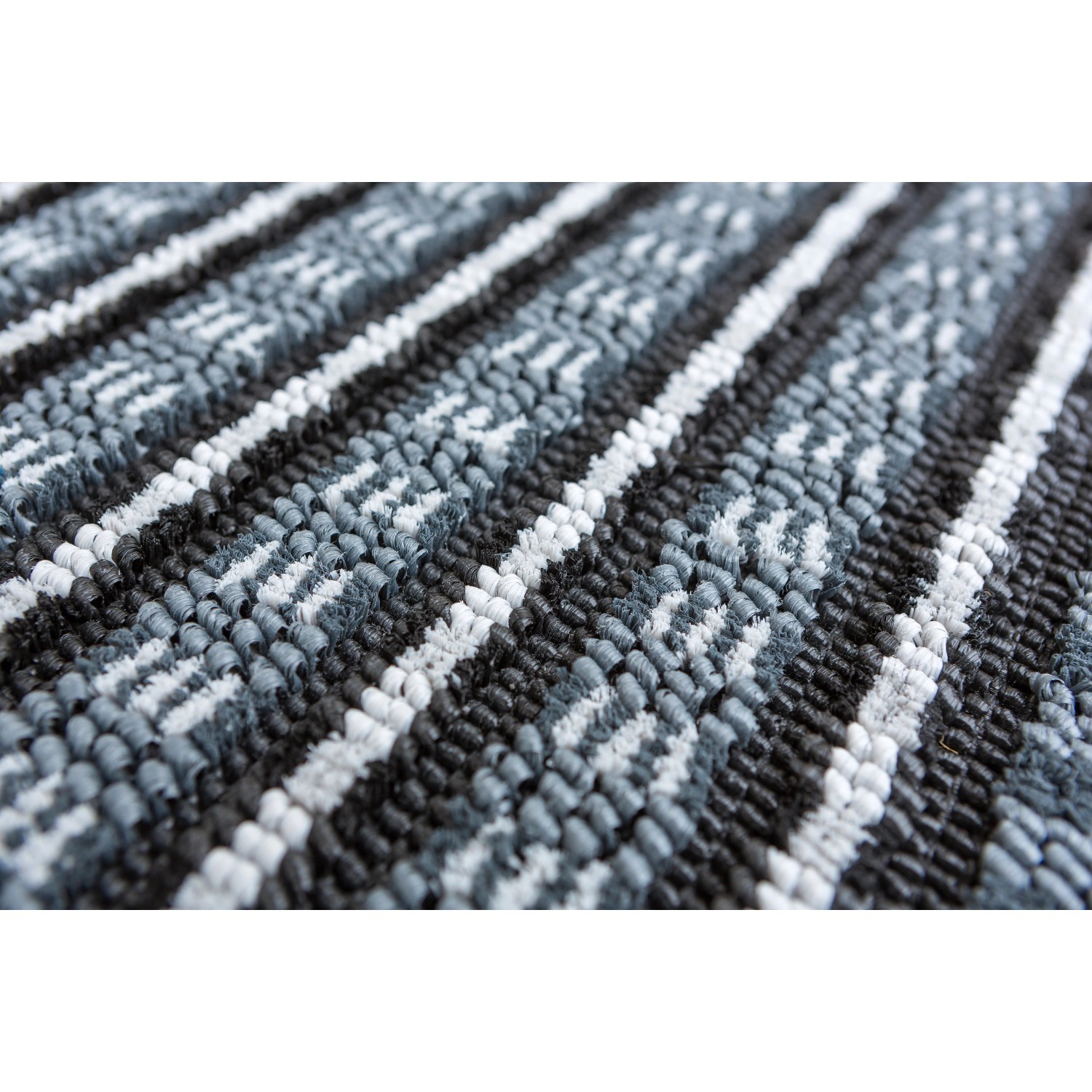 Detailaufnahme der Astra Fußmatte Poly Brush in Schwarz-Silber, strapazierfähige Schmutzfangmatte.