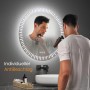 Runder Emke LED Badspiegel mit Beleuchtung, Mann rasiert sich vor beschlagfreier Fläche. Dimmbar, 50 cm.