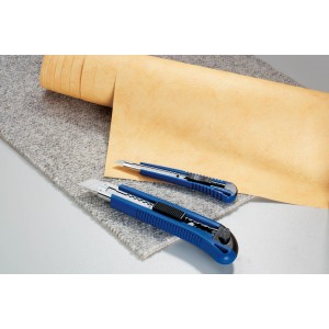 LUX Cutter-Set, 2-teilig, 9 mm und 18 mm, blaue Universalmesser mit Klingen auf Teppich und Leder.