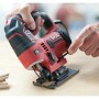 Skil Pendel-Stichsäge 4531GA (680 W) in Rot/Schwarz bei der Arbeit.