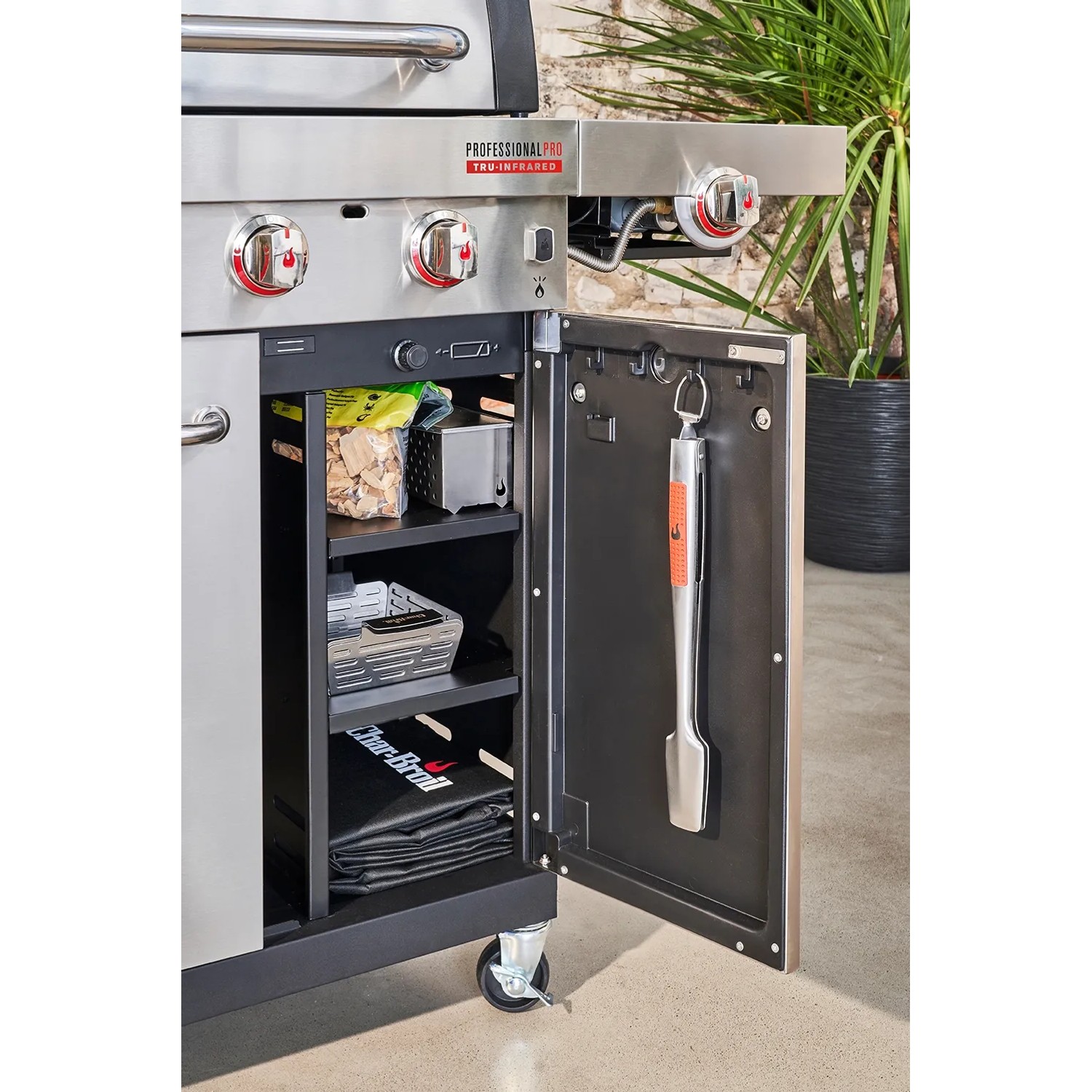 Char-Broil Innenregal Made2Match für Grillwagen mit Grillzubehör im geöffneten Schrank.