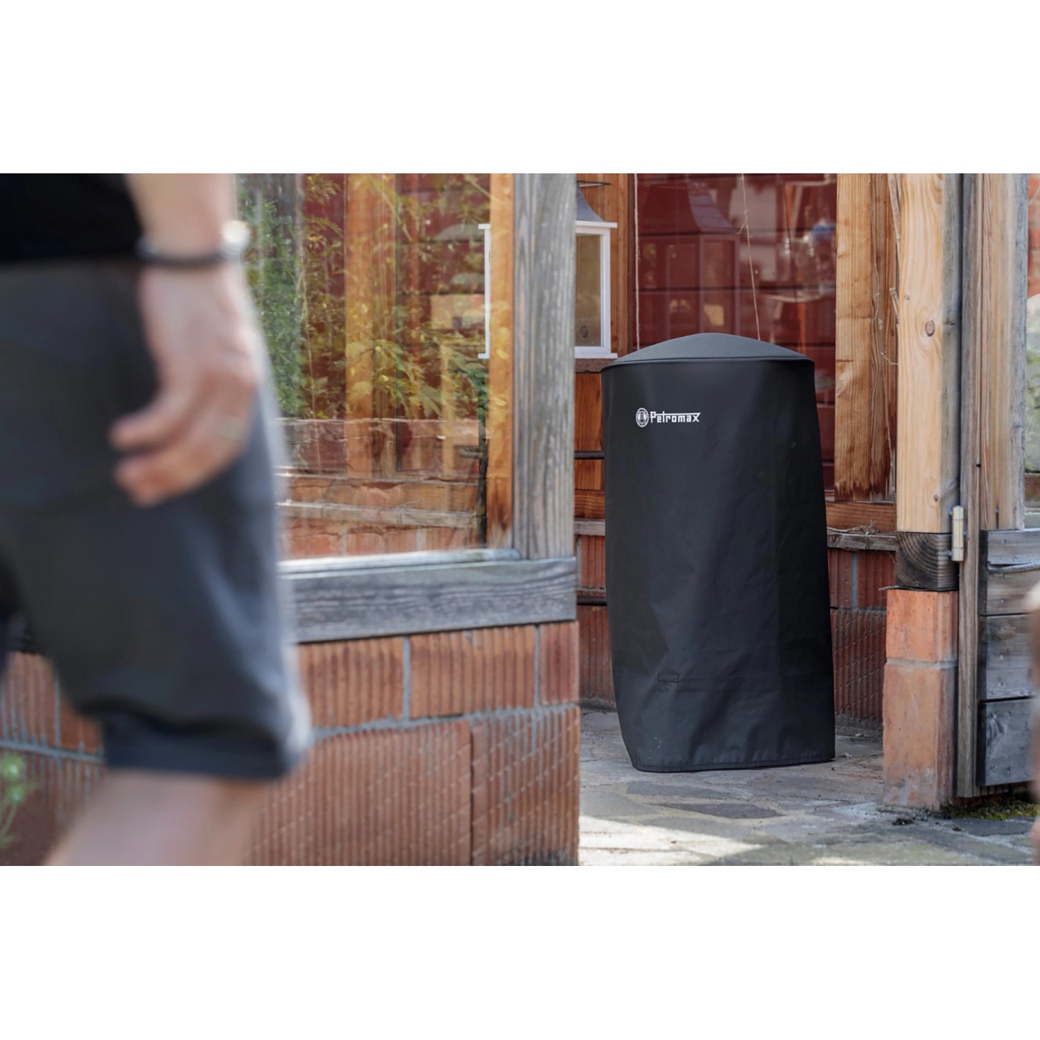 Petromax Abdeckhaube Pyron Cover: Schwarze, wasserabweisende Schutzhülle für Feuertonne.