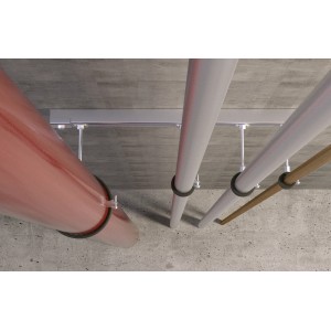 Montage von Rohren mit Fischer Betonschraube UltraCut FBS II Dübeln an einer Betondecke.