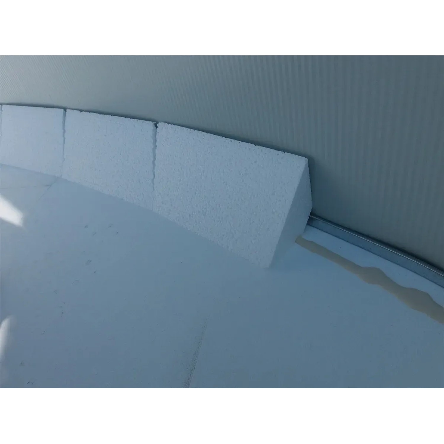 Detailaufnahme der Bodenisolierung im Chemoform Stahlwandpool Set Supreme All In Weiss.