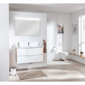 Modernes Badezimmer mit Fackelmann Waschbeckenbeleuchtung BackLight 100 cm und passendem Badmöbel.