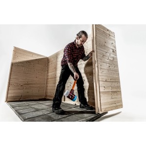 Mann setzt Holzwand mit Halder Schonhammer (D 40mm) mit TPE-soft/TPE-mid Einsätzen.