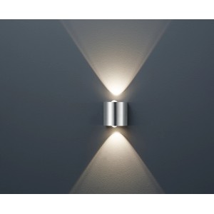 Moderne Trio LED-Wandleuchte in Nickel matt mit Lichtstrahl nach oben und unten.