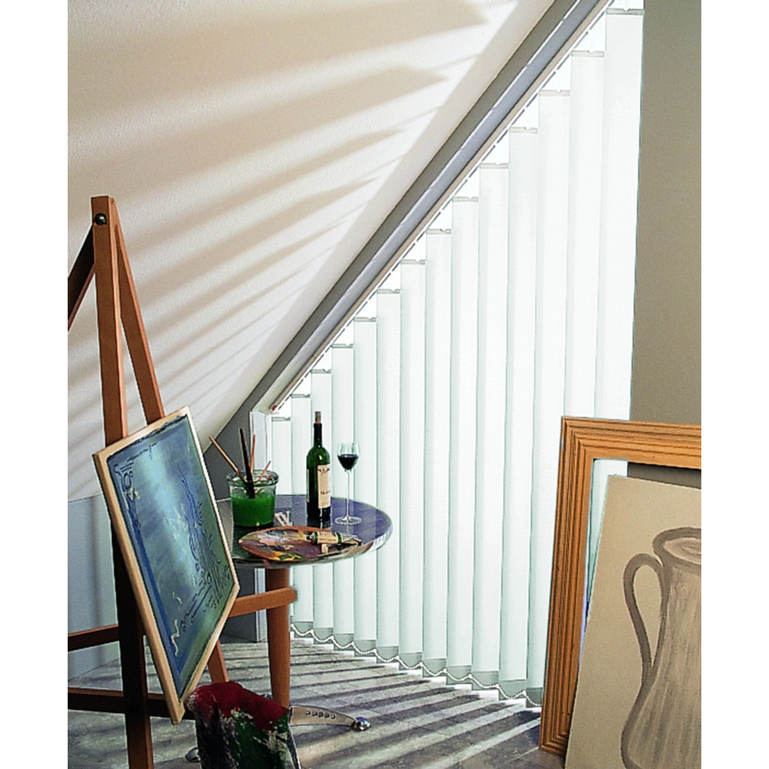 Weißer Lamellenvorhang mit Streifen, 300x260 cm, im Dachgeschoss-Atelier.