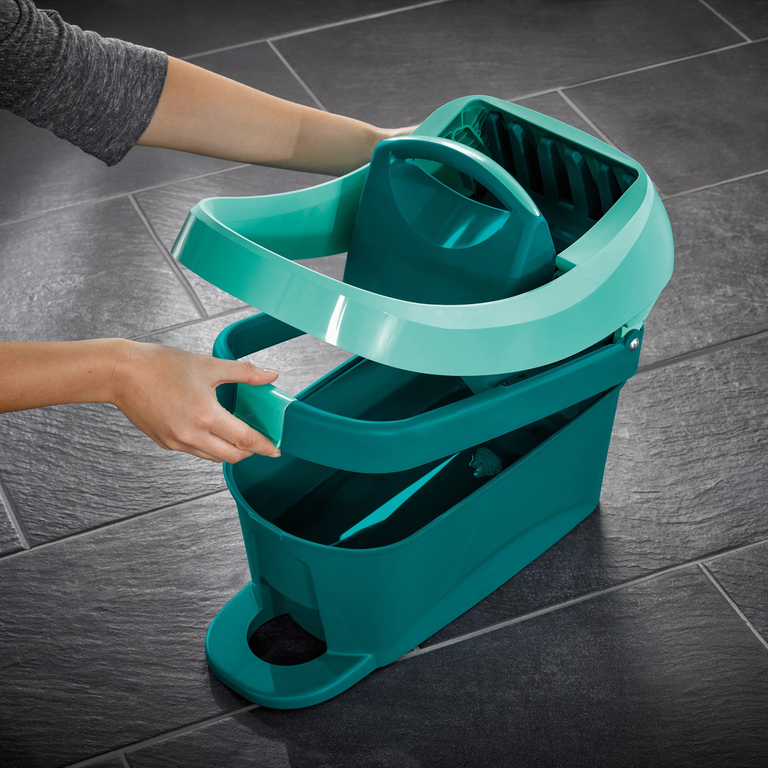 Leifheit Bodenwischer mit Presse: Eimer mit Auswring-Aufsatz in Türkis. Reinigungsgerät für Böden.