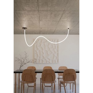Moderne LED-Pendelleuchte White Glowline RGB von Eglo mit schwarzem Baldachin über Esstisch.