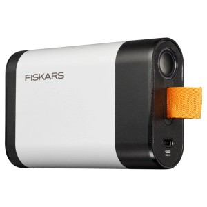 Fiskars Akku 12V 4Ah, weiß-schwarz, mit orangefarbener Schlaufe und USB-C Anschluss. Kompakte Powerbank.