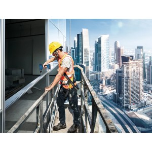 Bosch Professional Akku-Bohrschrauber GSR 18 V-21 im Einsatz auf Baustelle mit Skyline im Hintergrund.