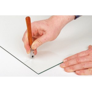 Hand schneidet Glas mit wolfcraft Glas- und Fliesenschneider. Messer mit Holzgriff.