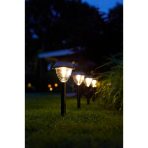 Reihe leuchtender Luxform Solar-Steckleuchten Modell Kodiak AYR 5 lm im Garten.