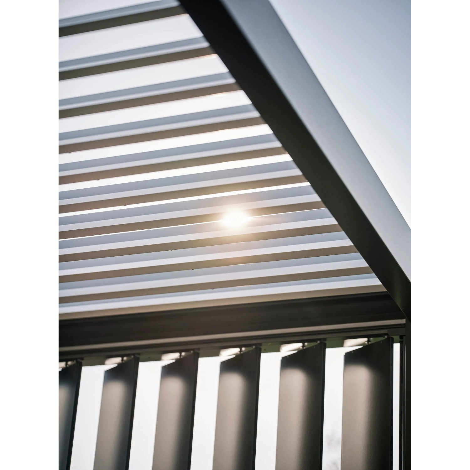Biohort Lamellenseitenwand in Quarzgrau-Metallic für Pergola, Detailansicht der Lamellen.