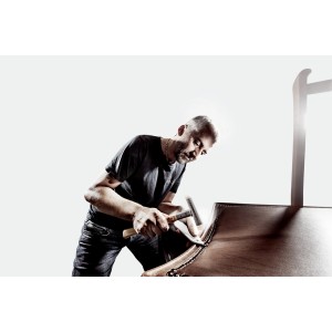 Mann arbeitet mit Halder Schonhammer (D 60mm) an Polsterarbeiten.